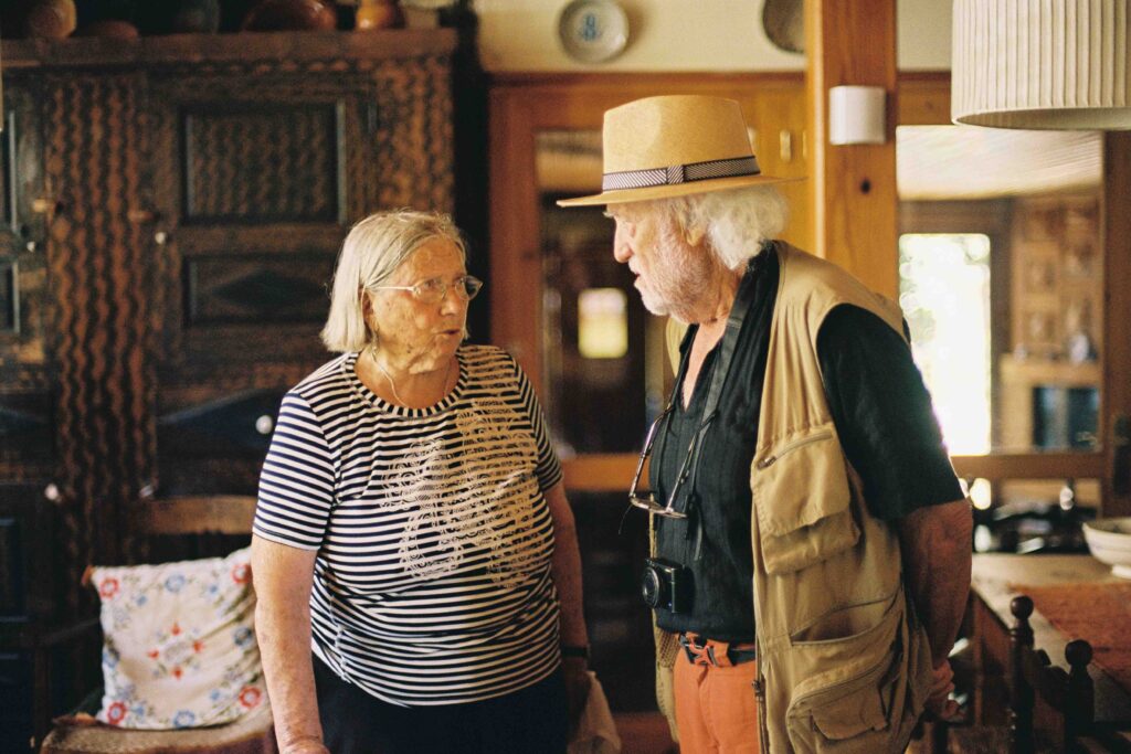 Eugenio Monesma conversa amb la Josefina Loste a casa d'ella, a San Juan de Plan