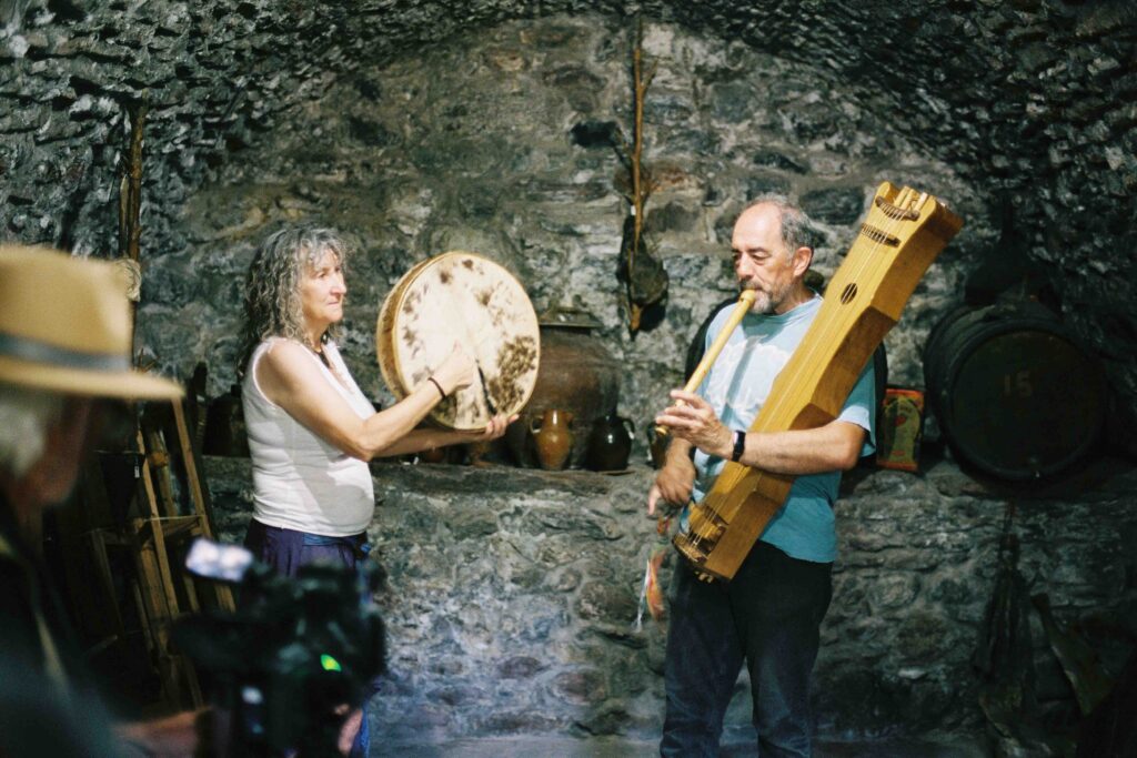 Eugenio Monesma filma l'Elena Requejo i en Roberto Serrano, de l'Orquestina del Fabirol, tocant al museu etnològic de San Juan de Plan