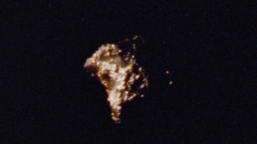 El meteorit filmat en súper 8, petit i vermellós contra el negre