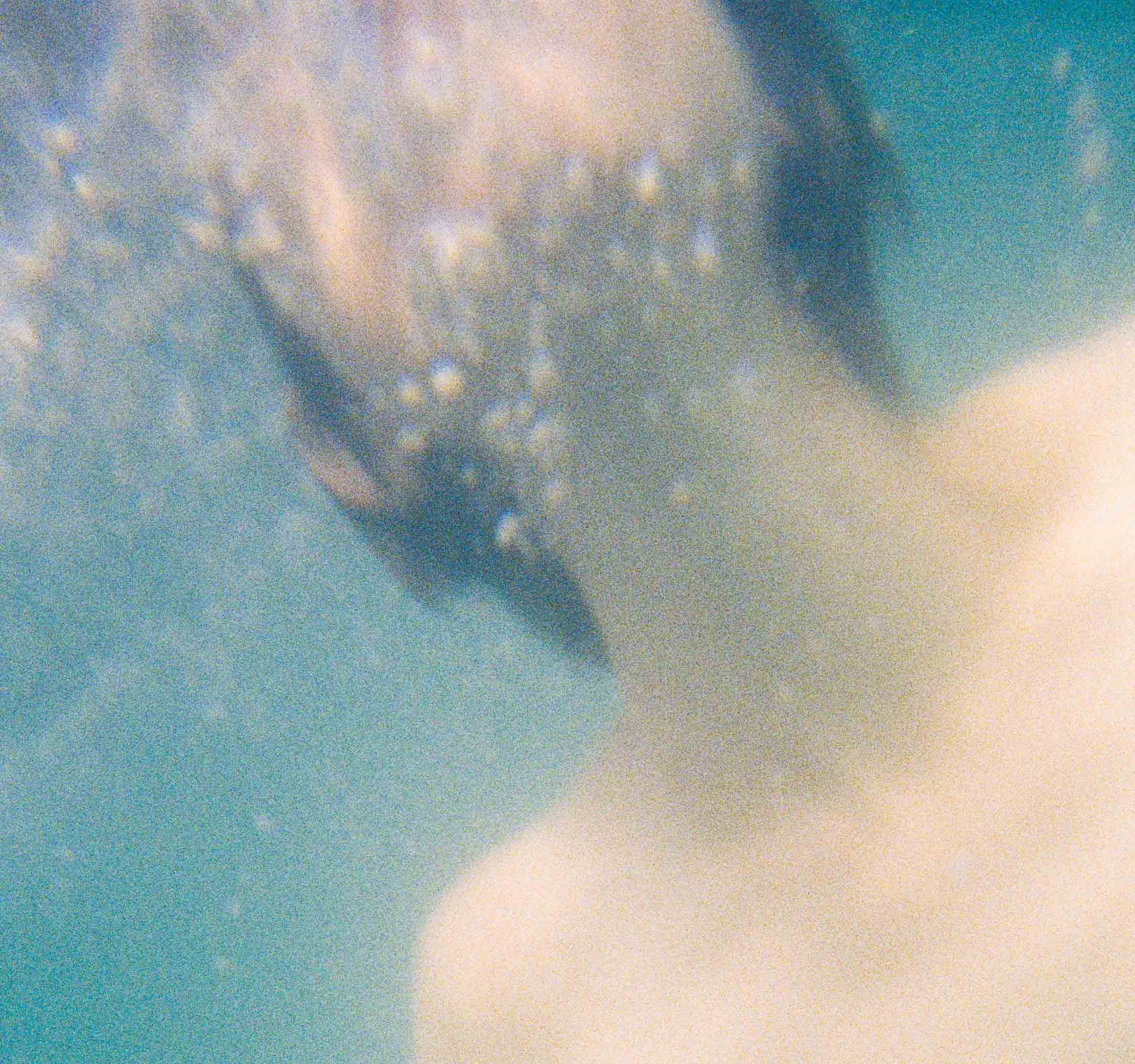 Anna Dot submergida a l'aigua, vista des de sota entre bombolles